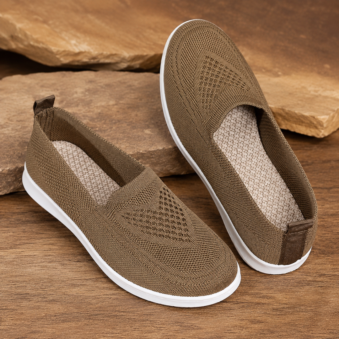Sneakers donna marroni in maglia traforata viste di lato e dall'alto con suola bianca