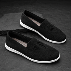 Sneakers donna nere in maglia traforata senza chiusure con suola bianca a contrasto