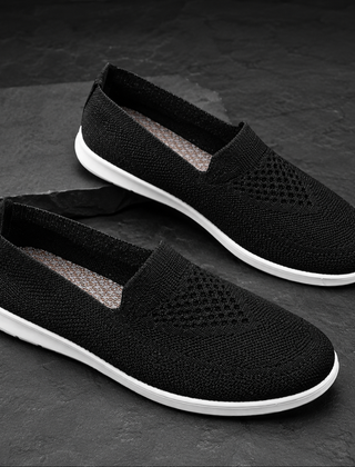 Sneakers donna nere in maglia traforata senza chiusure con suola bianca a contrasto