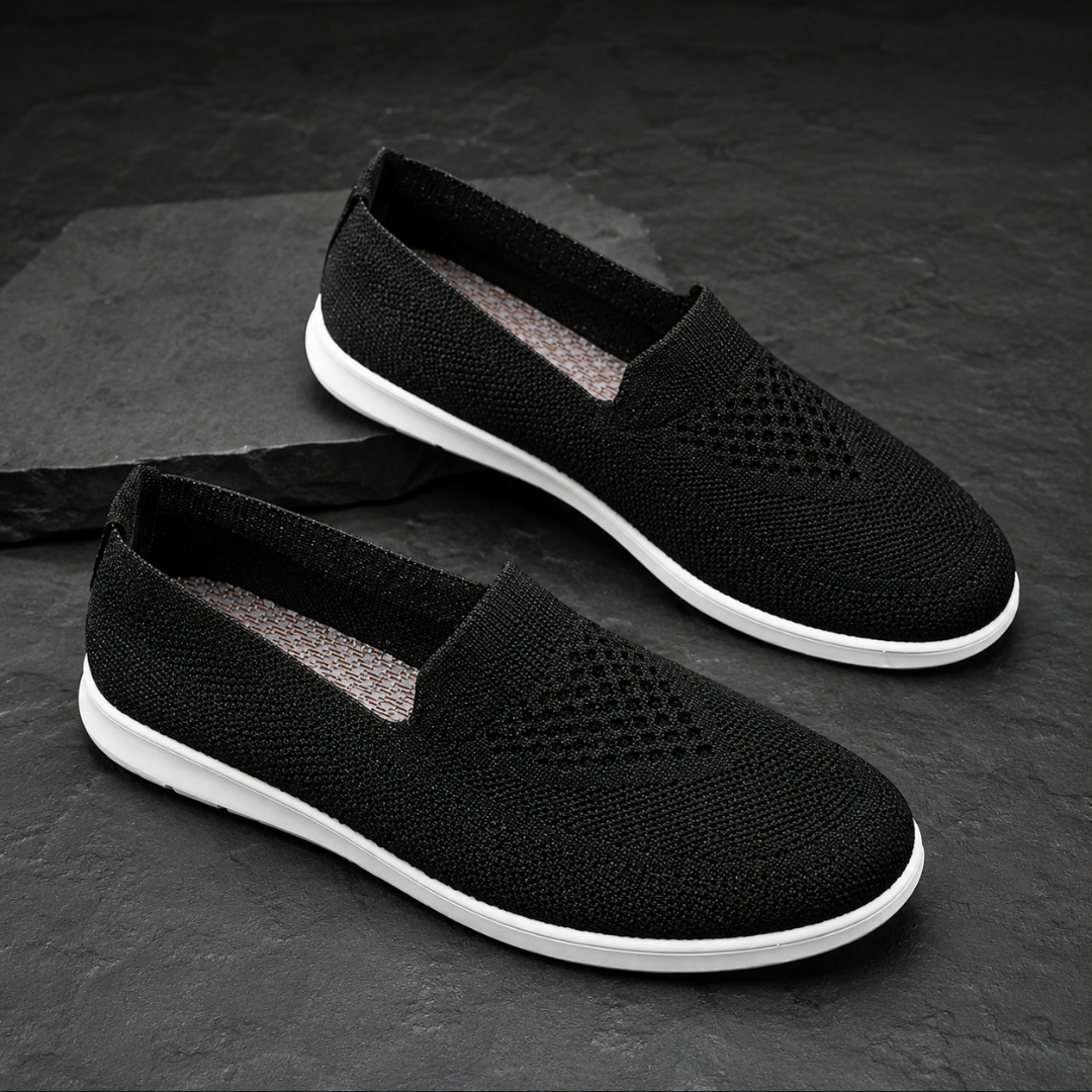 Sneakers donna nere in maglia traforata senza chiusure con suola bianca a contrasto