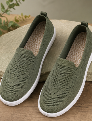 Sneakers donna verdi in maglia traforata con linguetta al tallone e suola bianca
