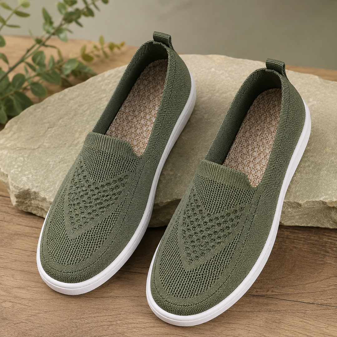 Sneakers donna verdi in maglia traforata con linguetta al tallone e suola bianca