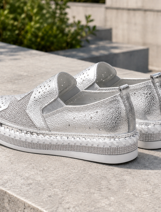 Sneakers argento viste da dietro con elastici laterali e suola platform bianca