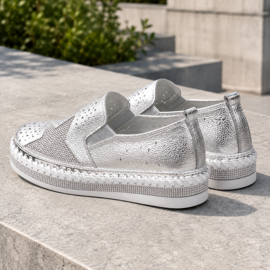 Sneakers argento viste da dietro con elastici laterali e suola platform bianca