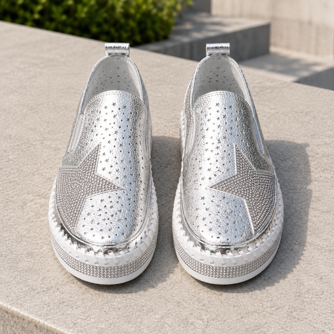 Sneakers slip-on argento dall'alto con stelle perforate e stella di microstrass