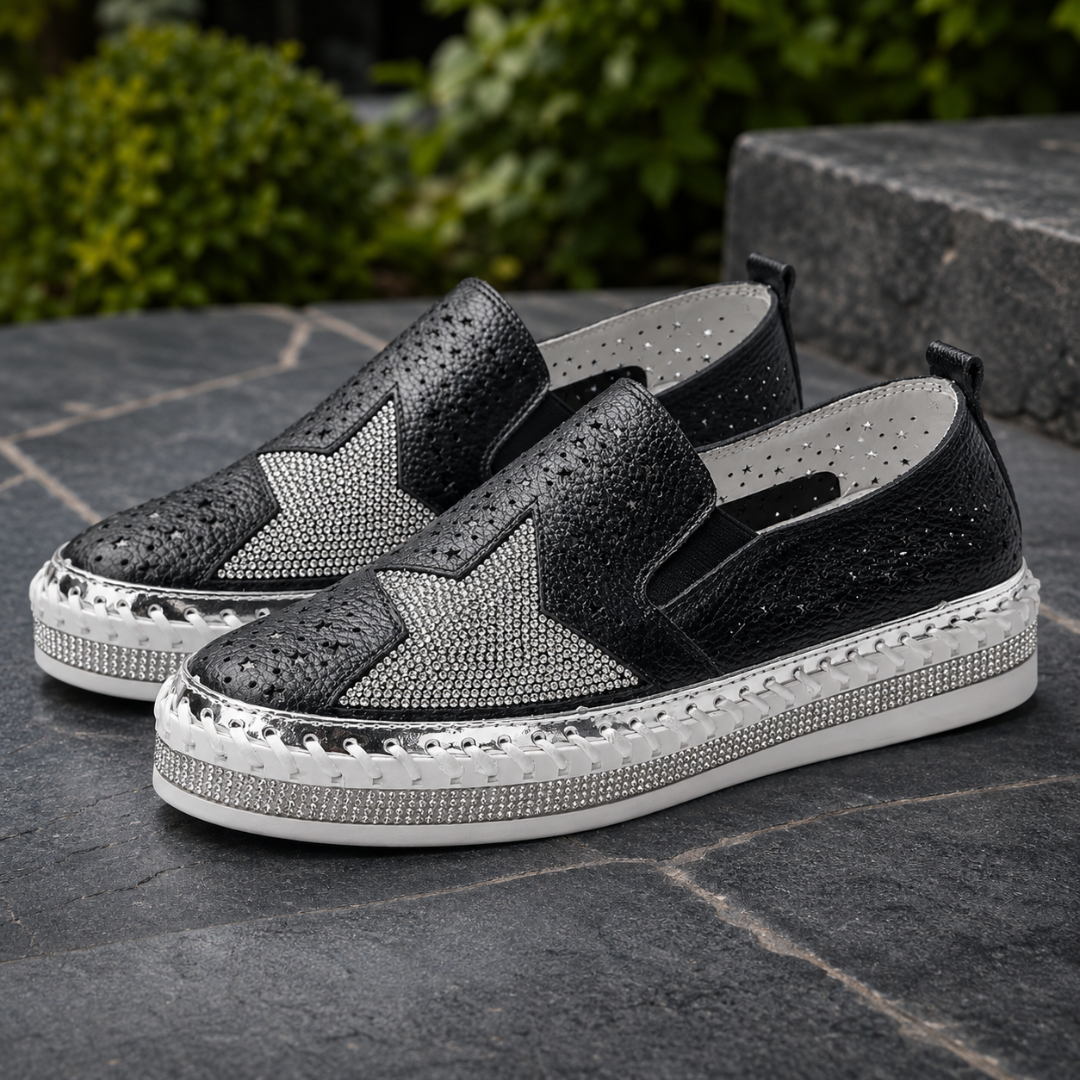 Sneakers nere con stella di strass argento e profilo di microsfere sulla suola