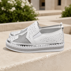 Sneakers slip-on bianche con stella di strass e suola platform con microsfere