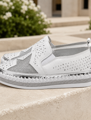 Sneakers slip-on bianche con stella di strass e suola platform con microsfere