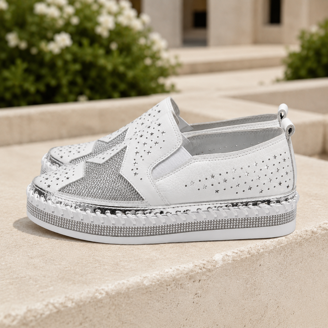 Sneakers slip-on bianche con stella di strass e suola platform con microsfere