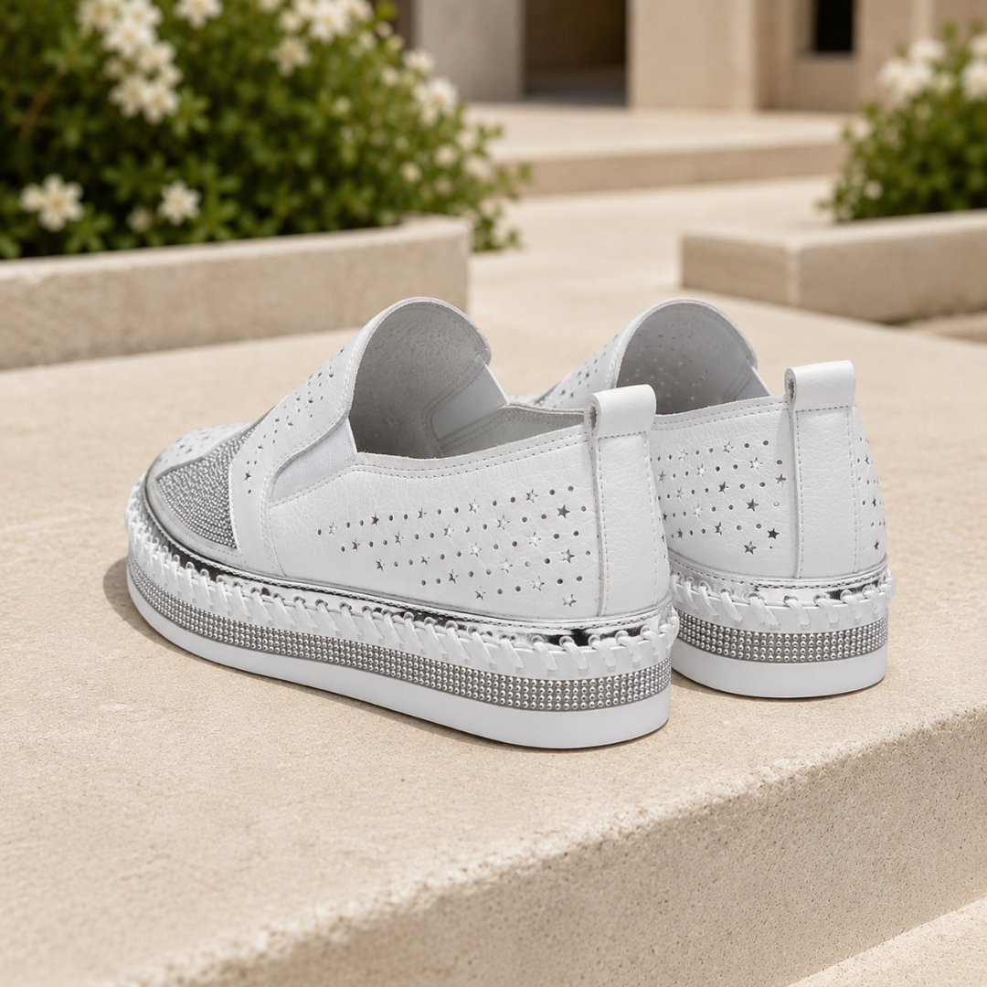 Sneakers donna bianche di tre quarti con bordo intrecciato sulla suola platform
