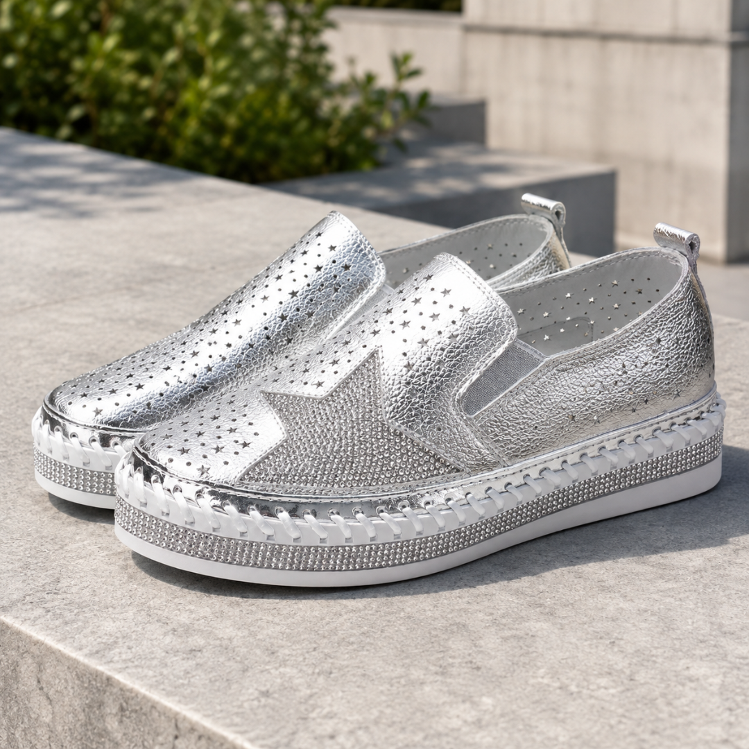 Paio di sneakers slip-on argentate con grande stella di strass sulla tomaia