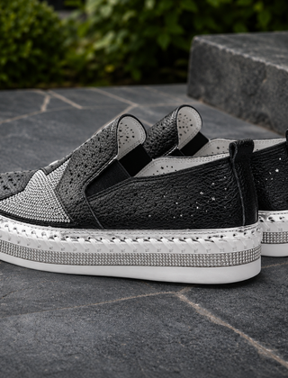 Sneakers nere di tre quarti con micro-perforazioni a stella e platform bianca