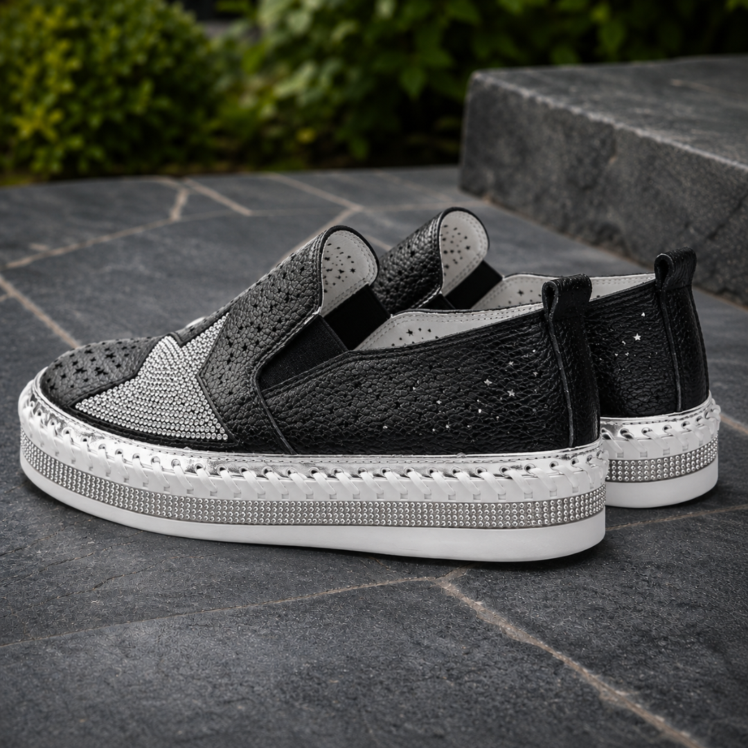 Sneakers nere di tre quarti con micro-perforazioni a stella e platform bianca