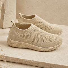 Sneakers slip on beige con tomaia traforata, punta tonda e suola tono su tono