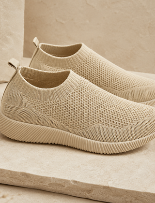 Sneakers slip on beige con tomaia traforata, punta tonda e suola tono su tono