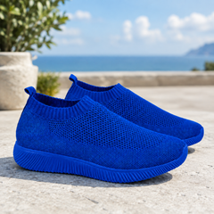 Sneakers slip on blu con motivo traforato a piccoli fori e punta tonda