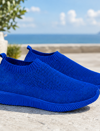 Sneakers slip on blu con motivo traforato a piccoli fori e punta tonda