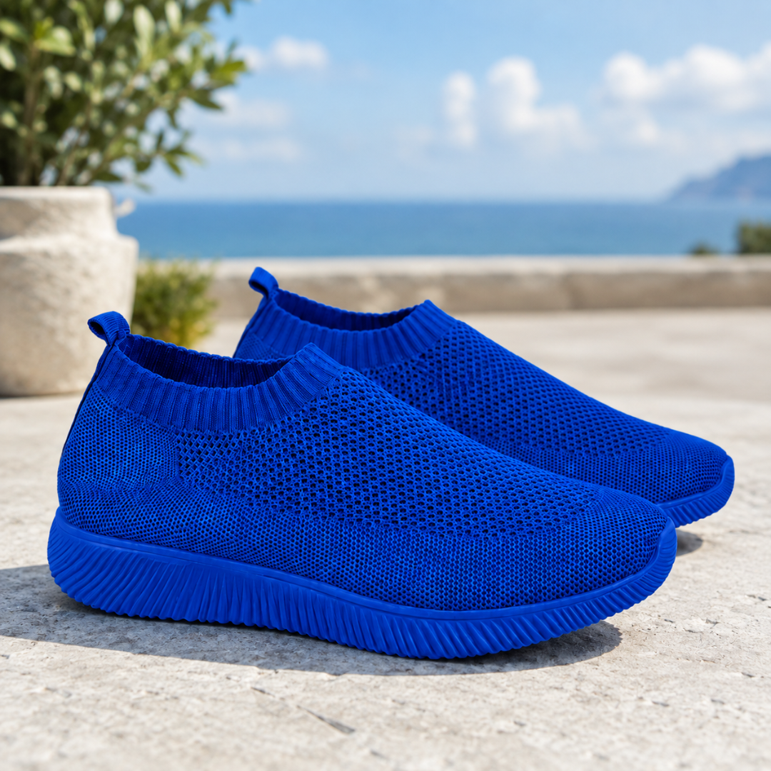 Sneakers slip on blu con motivo traforato a piccoli fori e punta tonda
