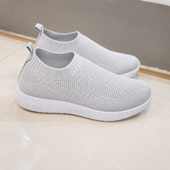 Sneakers donna slip on grigio chiaro traforate con suola bianca rigata, vista laterale