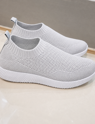 Sneakers donna slip on grigio chiaro traforate con suola bianca rigata, vista laterale