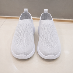 Vista frontale delle sneakers grigio chiaro con tomaia traforata e punta tonda