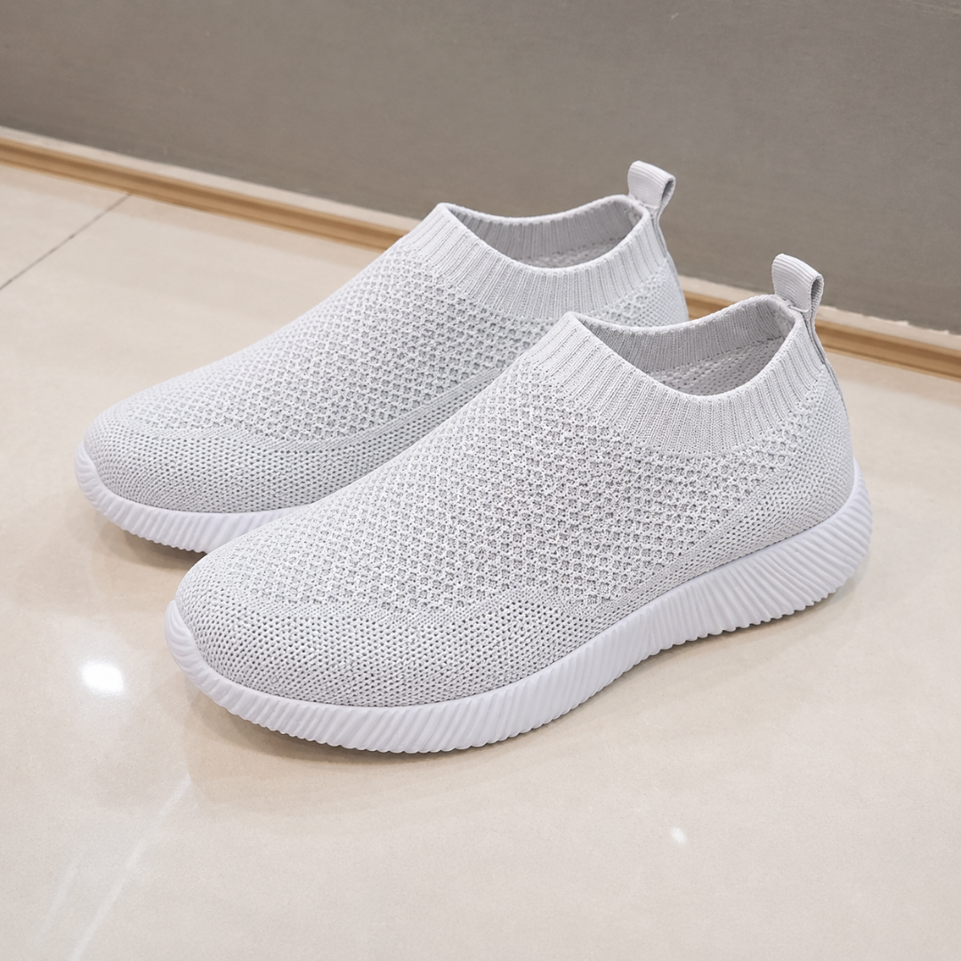 Paio di sneakers slip on grigio chiaro con suola bassa a righe verticali