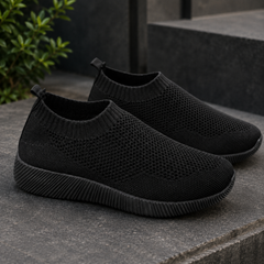 Sneakers donna nere senza lacci con tomaia traforata e suola rigata nera