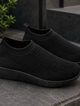 Sneakers donna nere senza lacci con tomaia traforata e suola rigata nera