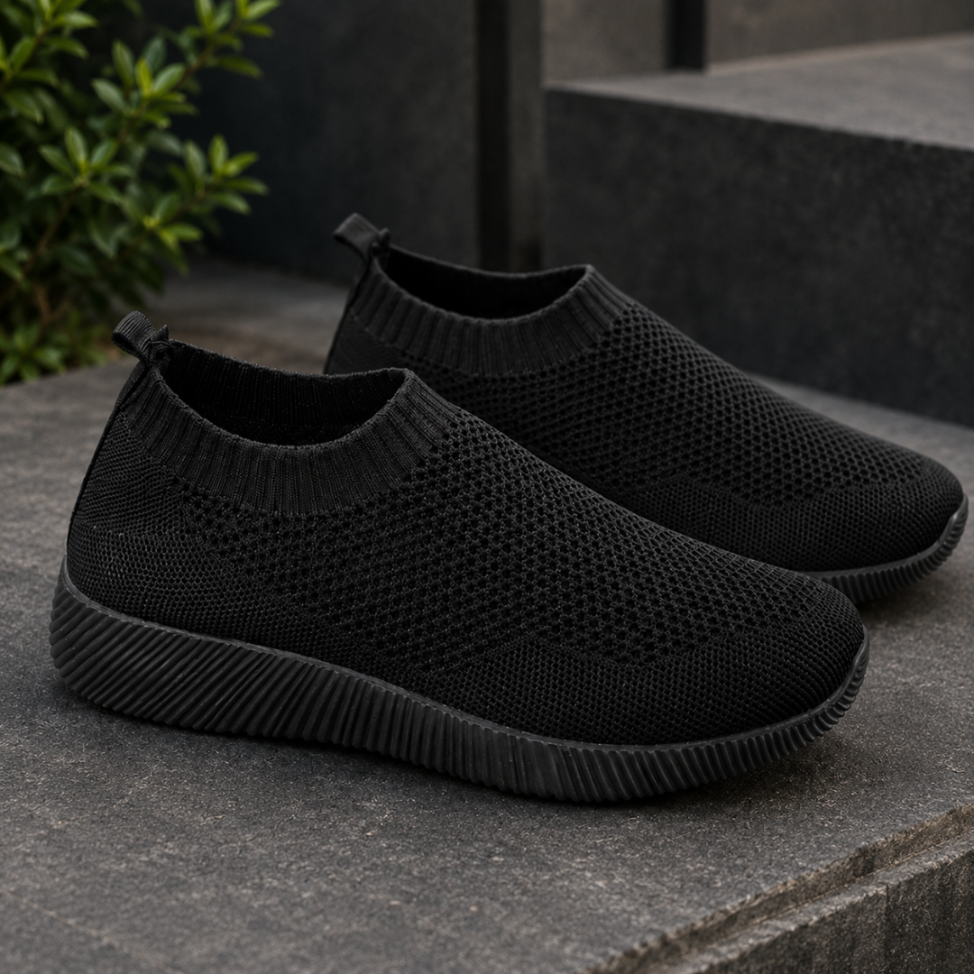 Sneakers donna nere senza lacci con tomaia traforata e suola rigata nera