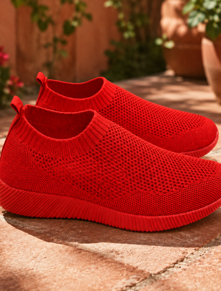 Sneakers donna rosse traforate con suola rigata tono su tono, vista laterale