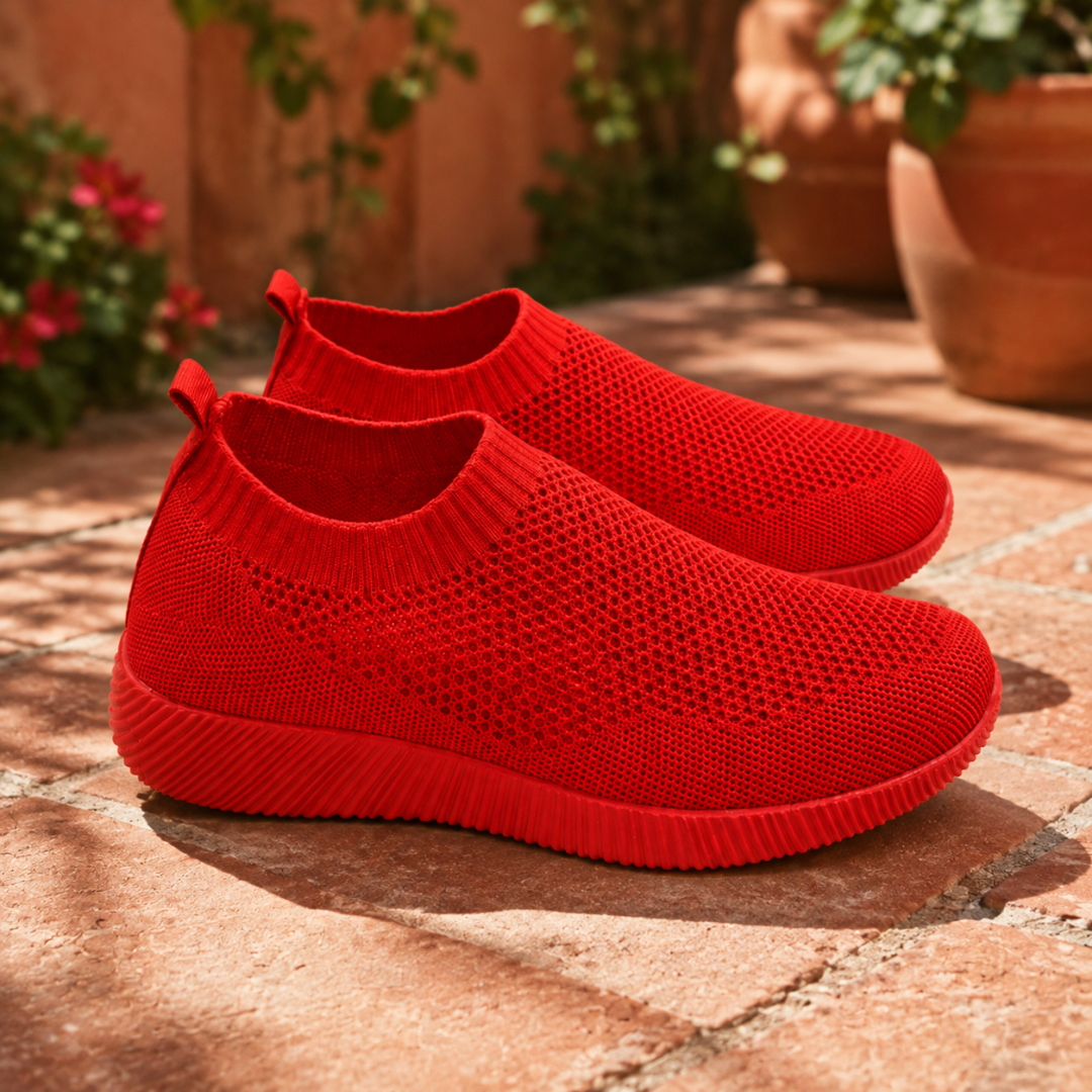 Sneakers donna rosse traforate con suola rigata tono su tono, vista laterale