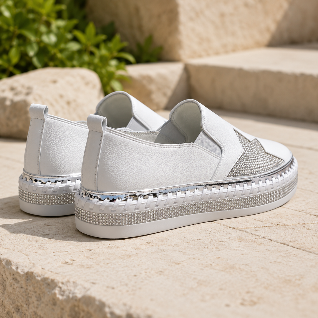 Vista posteriore delle sneakers bianche con linguetta e bordo intrecciato sulla suola