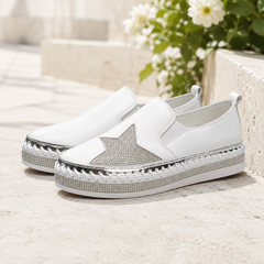 Paio di sneakers bianche slip-on con profilo argento e fascia di micro strass