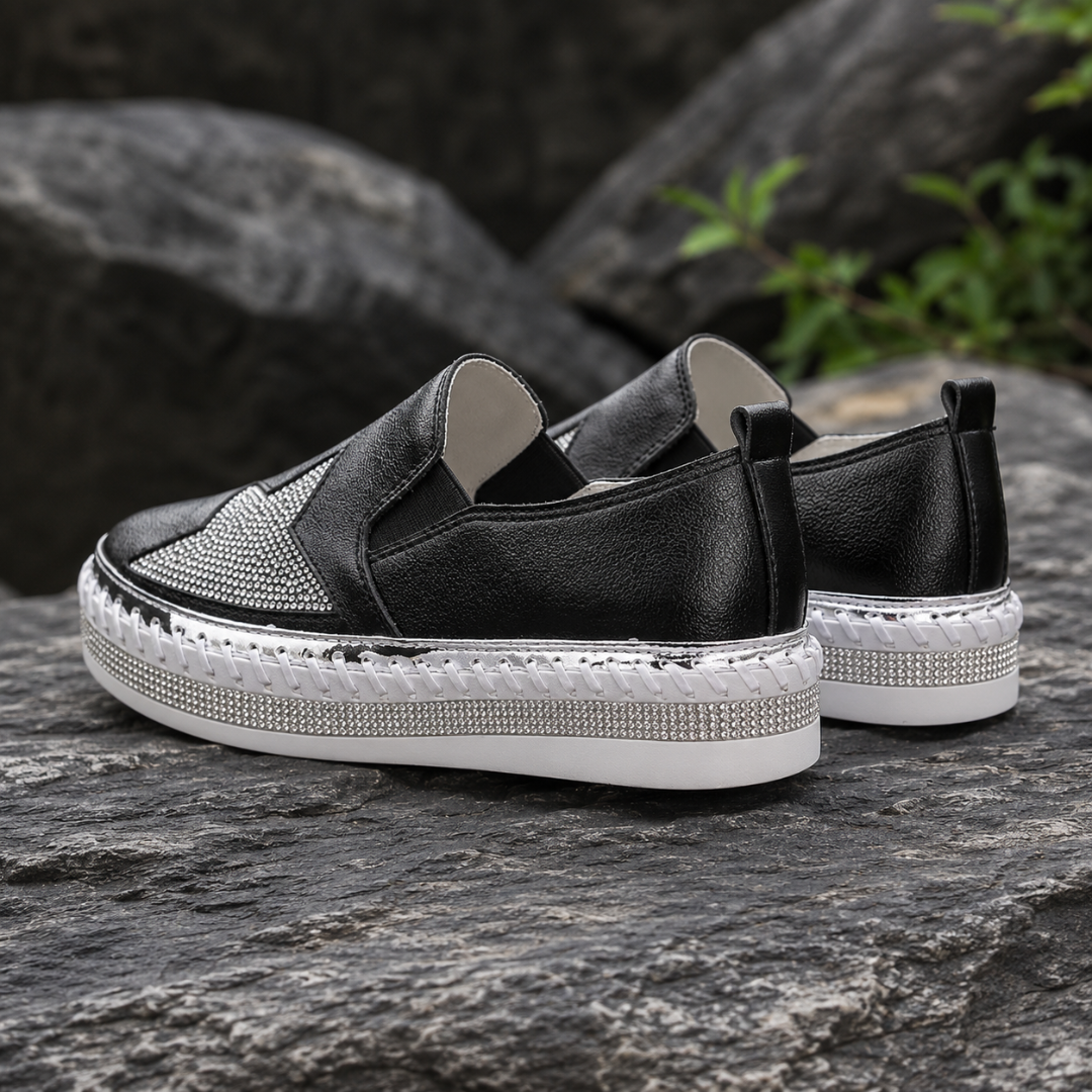 Vista posteriore delle sneakers nere con linguetta e bordo intrecciato bianco