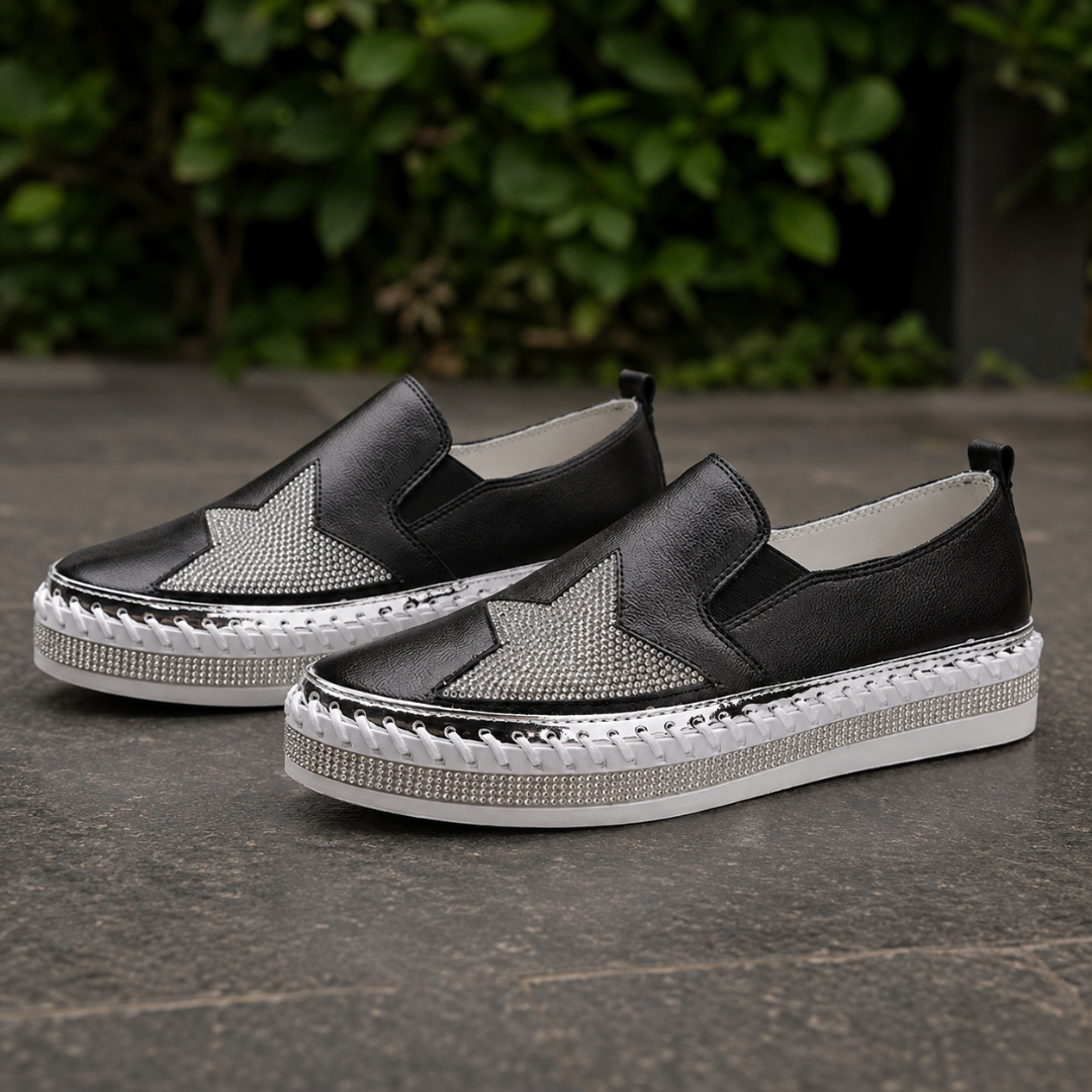 Paio di sneakers nere con profilo metallizzato argento e micro strass sulla suola