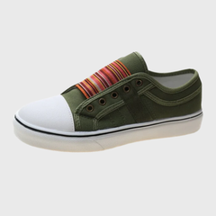 Sneaker verde militare di lato con banda elastica a righe calde e occhielli metallici