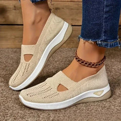 Sneakers beige donna slip-on con fitta lavorazione traforata e suola chiara