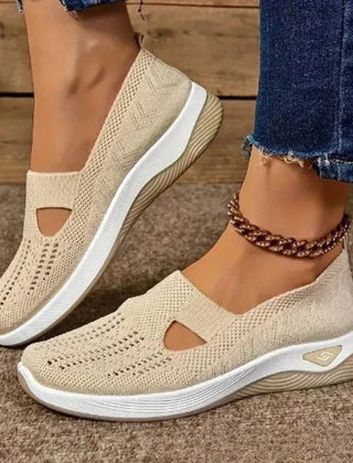 Sneakers beige donna slip-on con fitta lavorazione traforata e suola chiara