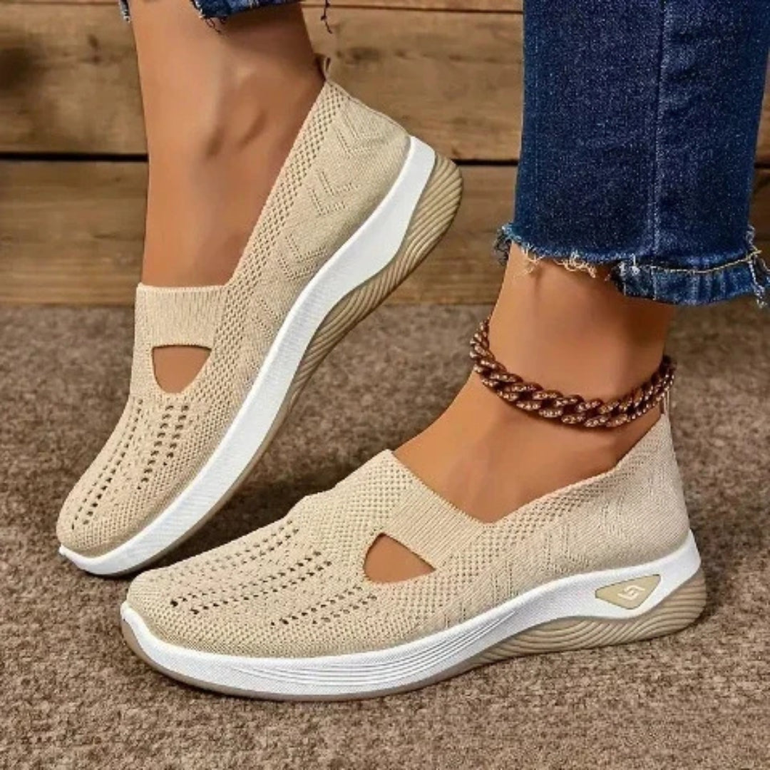 Sneakers beige donna slip-on con fitta lavorazione traforata e suola chiara