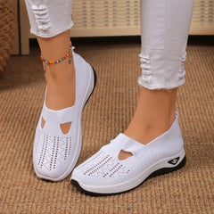 Sneakers bianche donna traforate con suola a zeppa bassa e punta arrotondata