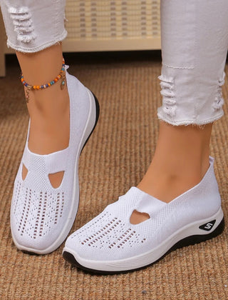 Sneakers bianche donna traforate con suola a zeppa bassa e punta arrotondata