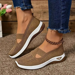 Sneakers donna marrone slip-on con tomaia traforata e suola bicolore ammortizzata