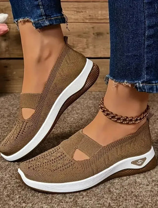 Sneakers donna marrone slip-on con tomaia traforata e suola bicolore ammortizzata