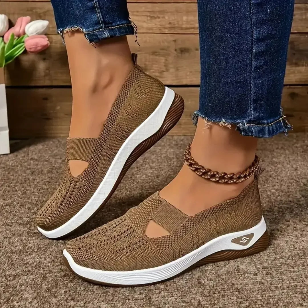 Sneakers donna marrone slip-on con tomaia traforata e suola bicolore ammortizzata