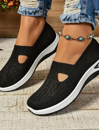 Sneakers donna nere slip-on con aperture a goccia e bordo suola bianco a contrasto