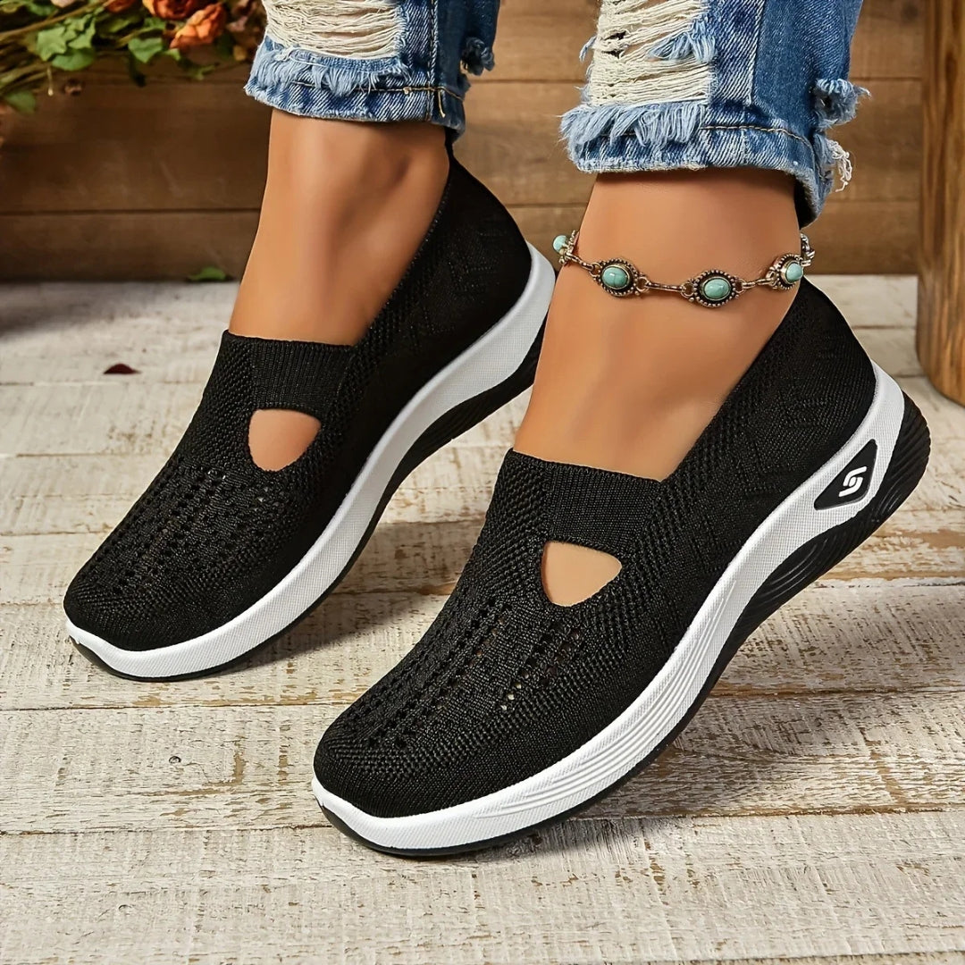 Sneakers donna nere slip-on con aperture a goccia e bordo suola bianco a contrasto