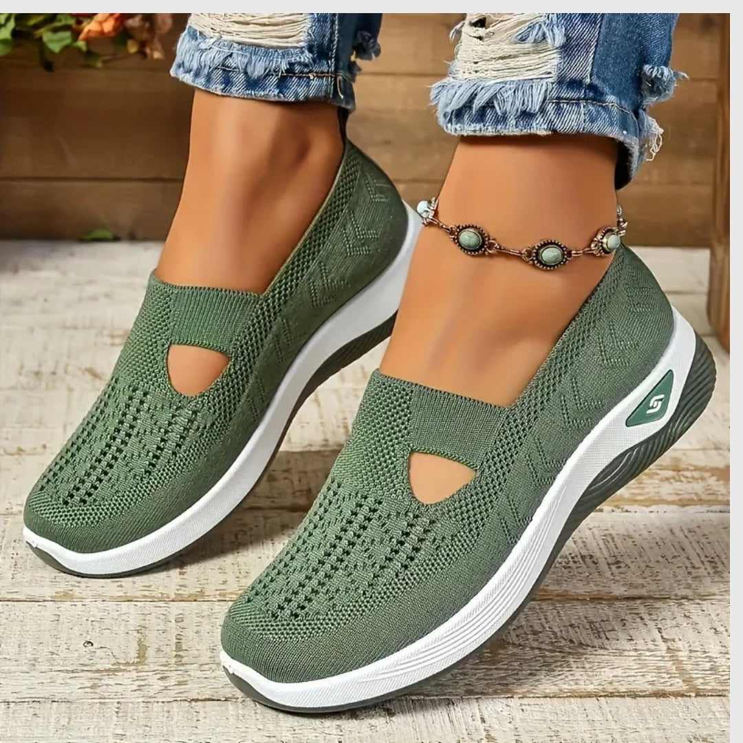 Sneakers verdi donna traforate con zeppa rigata e calzata avvolgente senza lacci