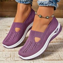Sneakers viola donna di profilo con zeppa bassa rigata e tomaia traforata