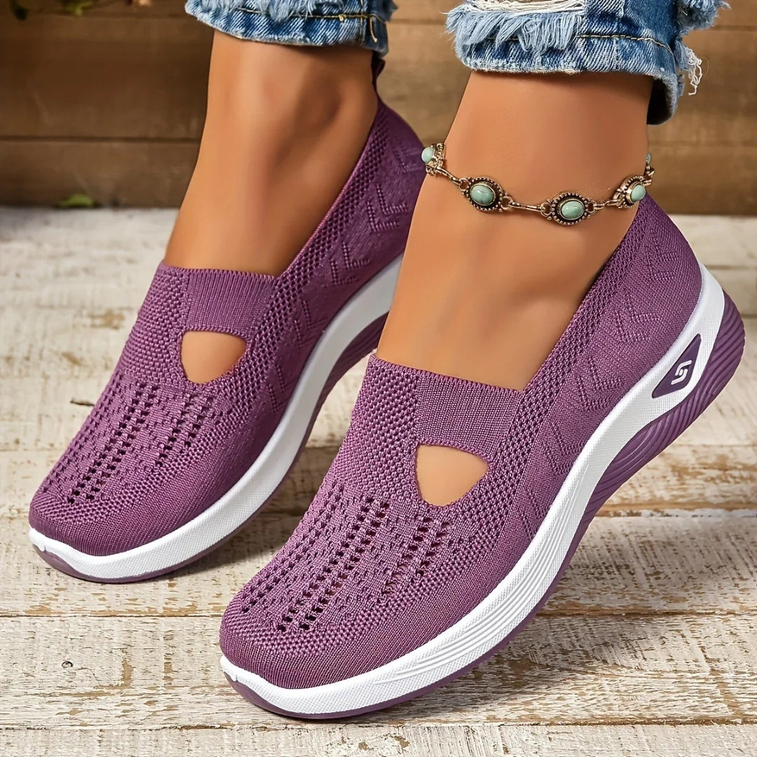Sneakers viola donna di profilo con zeppa bassa rigata e tomaia traforata