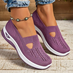 Sneakers slip-on viola indossate, dettaglio del bordo elasticizzato morbido sul collo